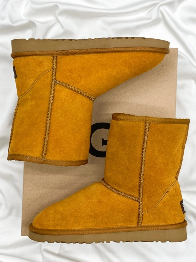e8e9a349-428d-4bc4-ba39-75fcdf3aecfb Чоботи UGG Classic Short Caramel — замша та штучне хутро - obrazek 1