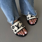 LOUIS VUITTON BLACK / CREAM SLIDES — стильні шкіряні капці