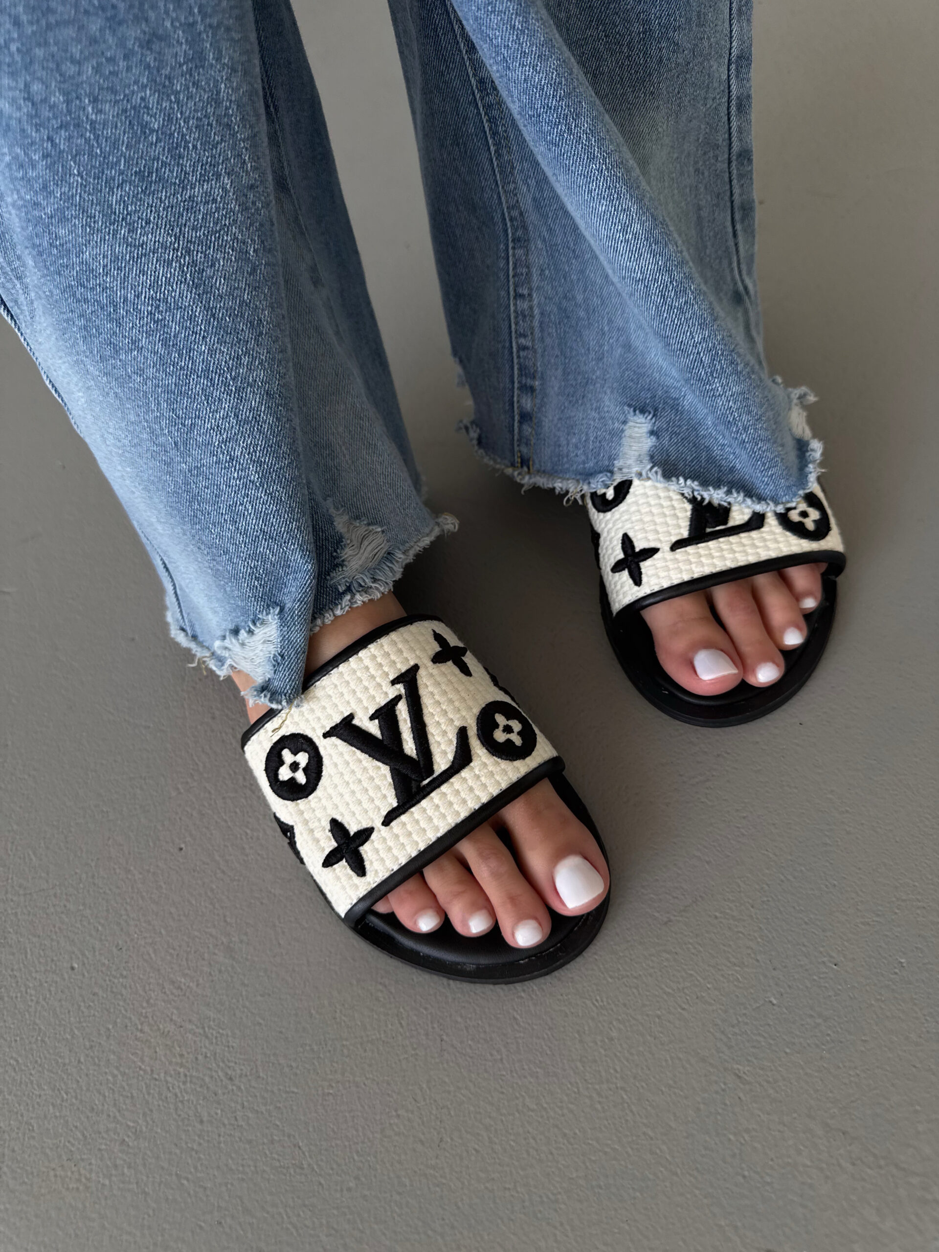 e927dcd8-b7b4-4862-b95f-0121811ced3c LOUIS VUITTON BLACK / CREAM SLIDES — стильні шкіряні капці - obrazek 1