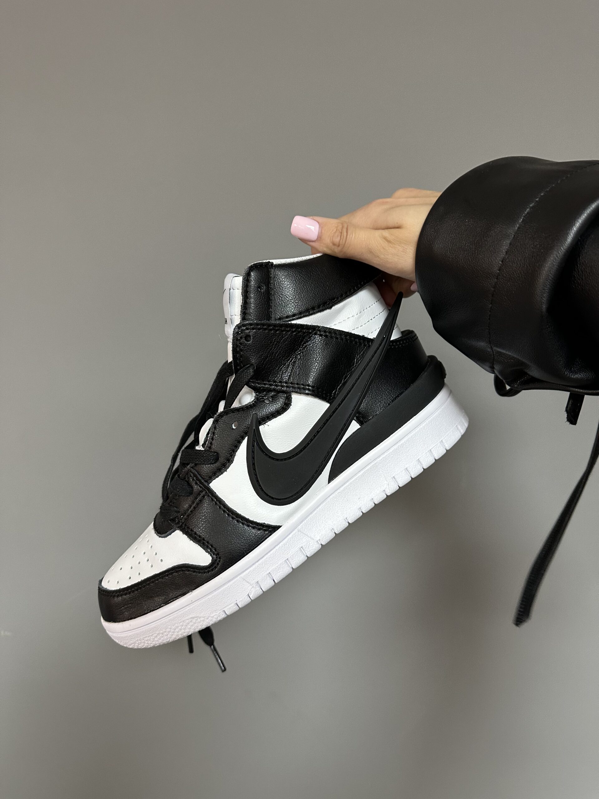 e9b85adf-cb98-495d-a2de-dad64fb97294 NIKE SB DUNK HIGH X AMBUSH Sneakers Schwarz / Weiß-Stil und Komfort – Bild 1