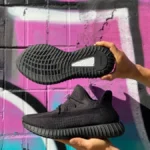 Sneakers Yeezy 350 Full Black in tessuto e mesh-stile e comfort
