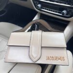 Le sac Jacquemus en cuir écologique est un accessoire Élégant pour un usage quotidien