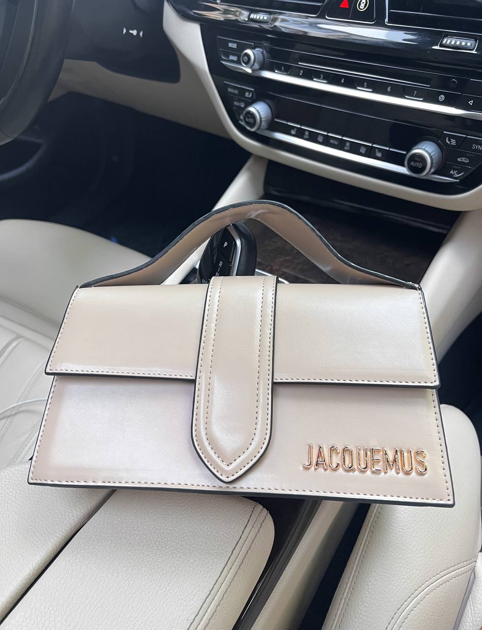 f03595ef-934b-4e15-9067-f35e1140a4e0 Se Jacquemus eco-nahka laukku on tyylikäs lisävaruste päivittäiseen käyttöön - Image 1