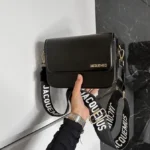 Se Jacquemus eco-nahka laukku on tyylikäs lisävaruste päivittäiseen käyttöön