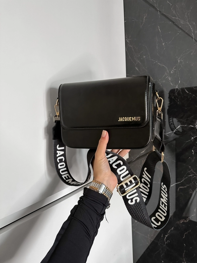 f37c6bd3-ca0f-4ea6-9ce4-3909122de2ce Le sac Jacquemus en cuir écologique est un accessoire Élégant pour un usage quotidien – Image 1